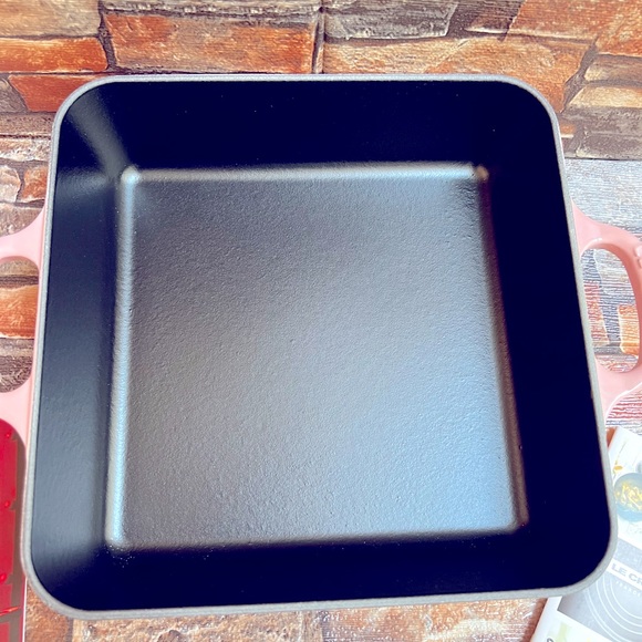 Le Creuset Square Signature Cast Iron in Black Interior (Chiffon Pink) - Picture 5 of 11